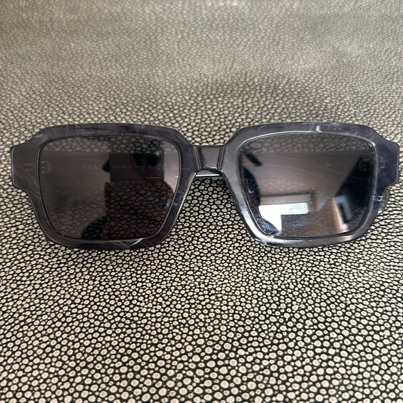 Prada sunglasses perfect condition no trades - Picture 2 of 4